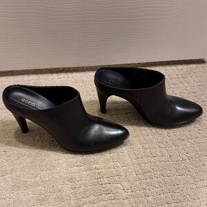 Ecco Women's Sleek Black Mules